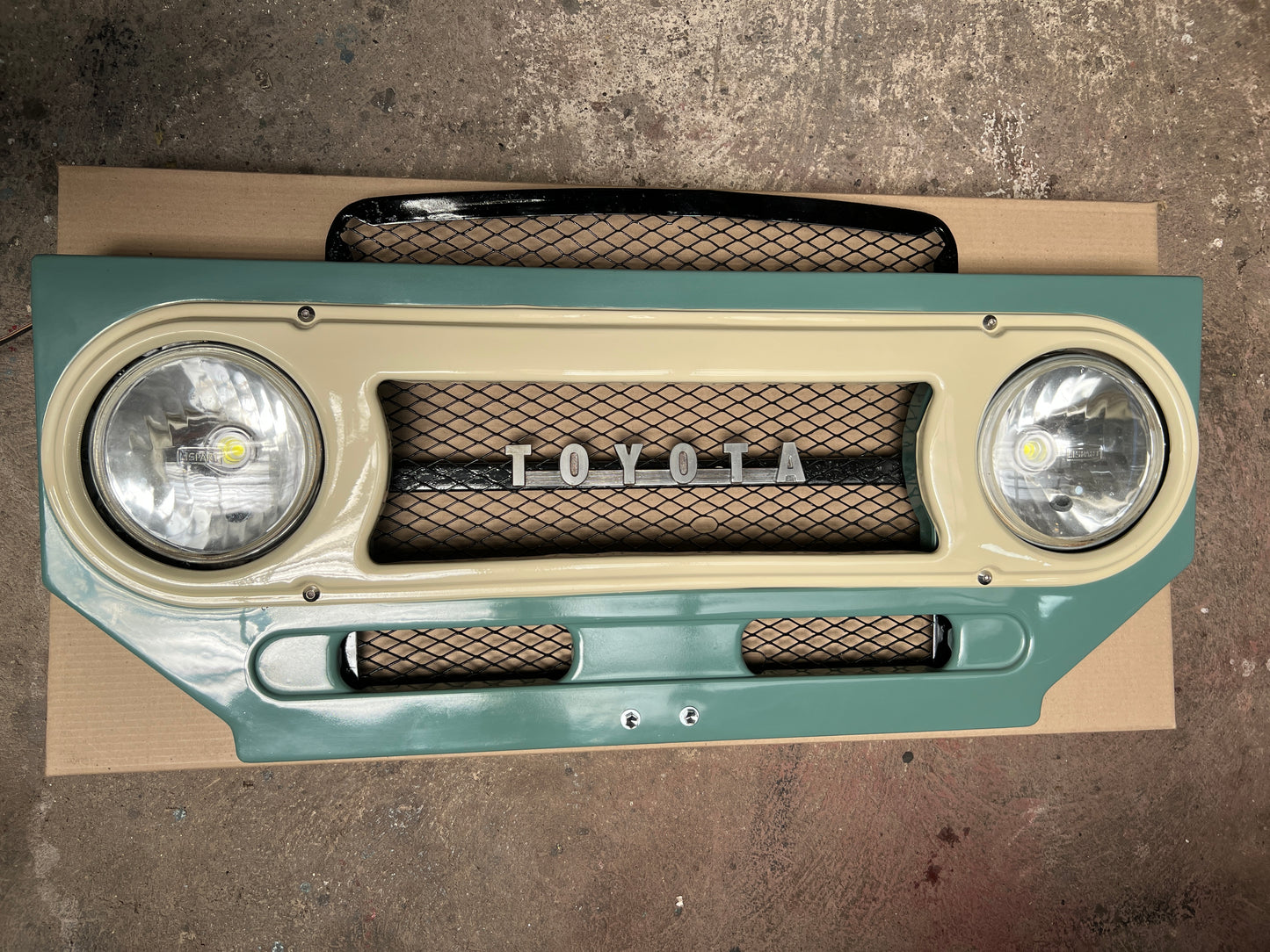 Front BiB Grille 110V Wall Hanger
Toyota Land Cruiser FJ40
