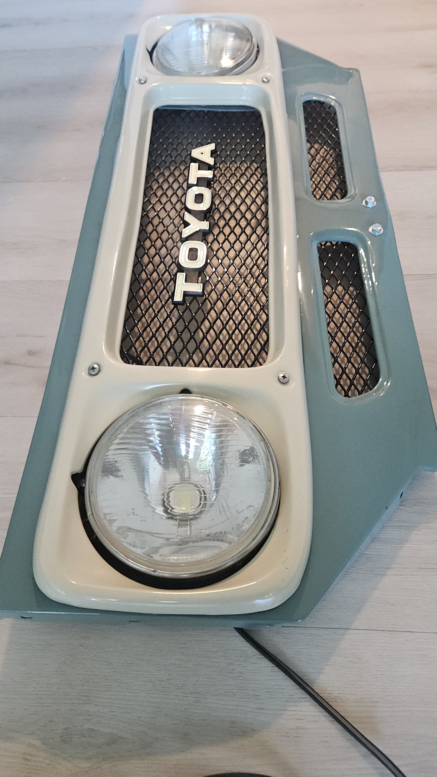 Front BiB Grille 110V Wall Hanger
Toyota Land Cruiser FJ40