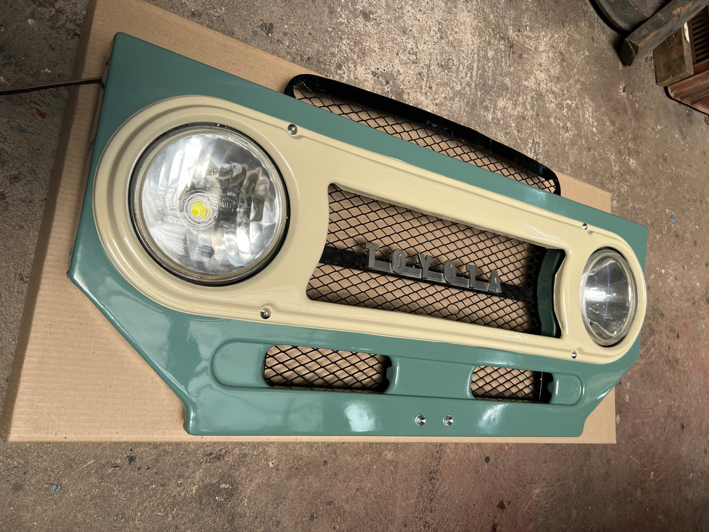 Front BiB Grille 110V Wall Hanger
Toyota Land Cruiser FJ40